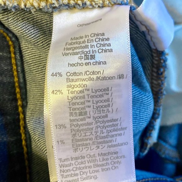 High-Rise Denim Shorts in Danny Wash: TENCEL™ Denim Edition - Picture 9 of 10